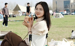 揪着小萝莉的头发疯狂输出